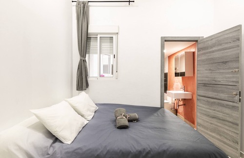 Badalona Apartment | Apartment 'En Planta Baja' with Private Terrace, Balcony and Wi-Fi