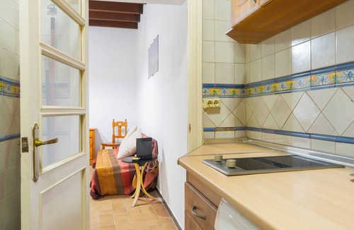 Triana Apartment | 'Apartment en Puente Triana' close to City Centre with Patio & Wi-Fi