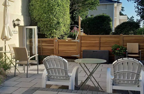 Torquay City Centre Apartment | Apartment-Ensuite with Shower-Terrace-Garden Apartment
