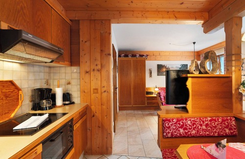 Mittenwald Apartment | Apartment 'Enzian Nr 2' with Mountain View, Private Terrace and Wi-Fi
