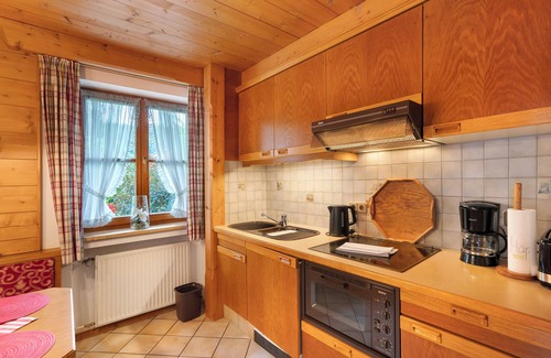 Mittenwald Apartment | Apartment 'Enzian Nr 2' with Mountain View, Private Terrace and Wi-Fi