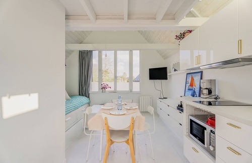 Dinard Apartment | Apartment 'Et Terrasse Dinard 4p' with Private Terrace, Balcony and Wi-Fi