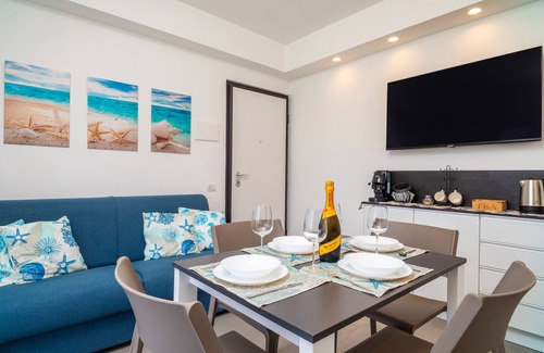 Fondachello Apartment | Apartment 'Etnabeach - Fondachello' with Mountain View, Wi-Fi and Air Conditioning