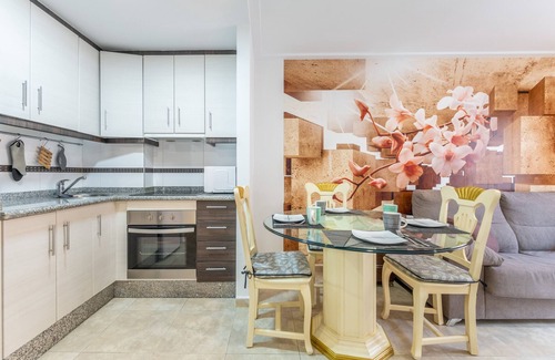Santa Pola Apartment | Apartment 'Evelin' close to the Beach with Terrace & Wi-Fi