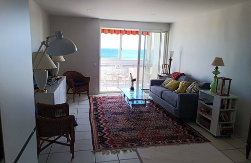 Le Port Apartment | Apartment facing the sea