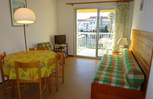 Le Port Apartment | Apartment facing the port with parking and pets allowed