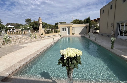 Lambesc Apartment | Apartment-Family-Terrace-Private Bathroom