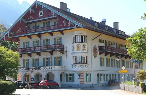 Hohenaschau im Chiemgau Apartment | Apartment 'Ferienwohnung Im Burghotel' with Mountain View, Balcony and Wi-Fi