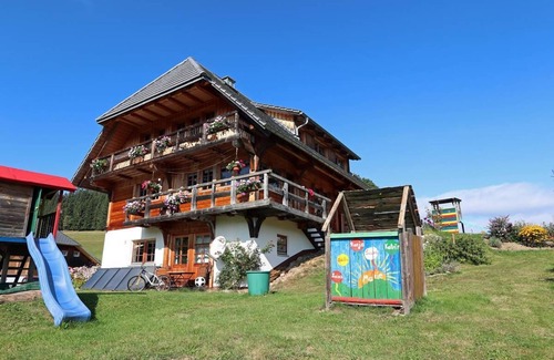 Titisee-Neustadt Apartment | Apartment 'Ferienwohnung Schneeflocke, 60 Qm' with Mountain View, Shared Garden and Balcony