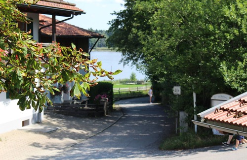 Bad Bayersoien Apartment | Apartment 'Ferienwohnung Seeseite' with Lake View, Shared Terrace and Wi-Fi