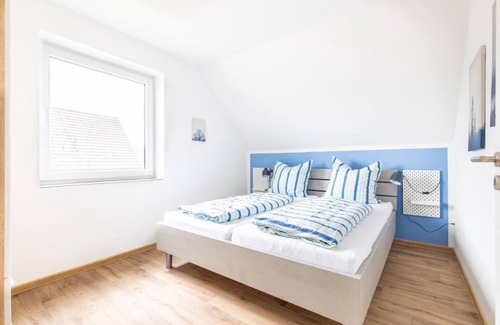Leer Apartment | Apartment 'Ferienhaus Siedlerstraße' with Private Terrace, Private Garden and Wi-Fi