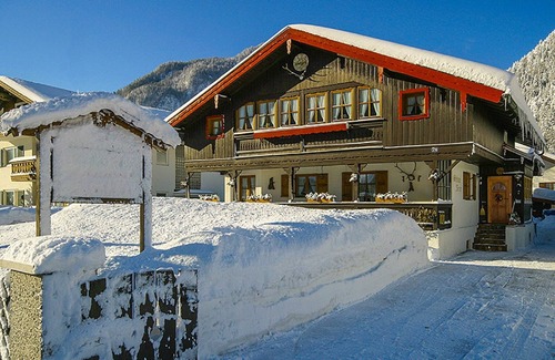 Mittenwald Apartment | Apartment 'Ferienwohnung 4' with Mountain View, Shared Garden and Wi-Fi