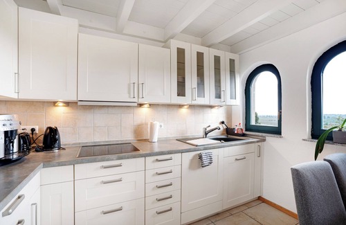 Eschbach Apartment | Apartment 'Ferienwohnung Weingut Löwenthal' with Mountain View, Balcony and Wi-Fi