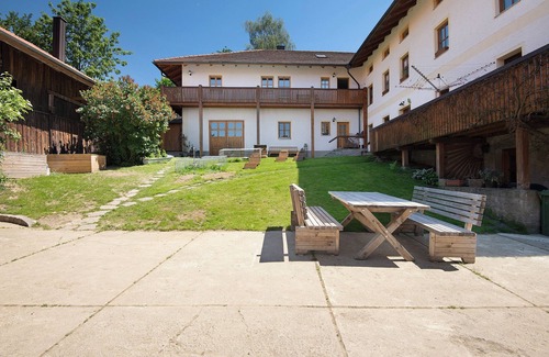 Eschlkam Apartment | Apartment 'Ferienwohnung 2' with Shared Garden and Wi-Fi