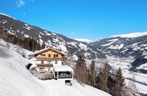 Hippach Apartment | Apartment 'Fewo Innerspielleiten 24 Personen' with Mountain View, Terrace and Wi-Fi
