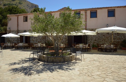 San Giuseppe Jato Apartment | Apartment for two people inside a masseria