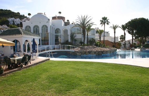 Nerja Apartment | Apartment for 2-3 people with very bright wifi, surrounded by mountains