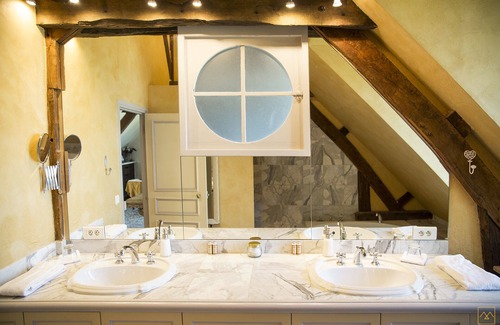 Noisy-le-Roi Villa | Apartment Forêt - 7 rooms - ground floor and first floor. Capacity 16 people