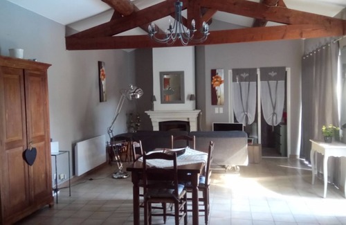 Entraigues-sur-la-Sorgue Apartment | Apartment