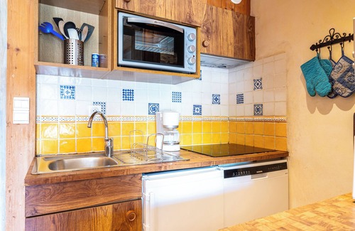 Champagny-en-Vanoise Apartment | Apartment 'Flocon' with Private Pool and Wi-Fi