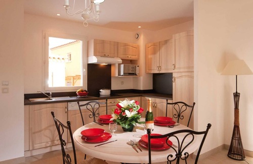 L'Isle-sur-la-Sorgue House | Apartment in Luberon with Pool & Spa