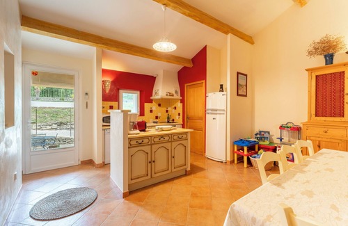 L'Isle-sur-la-Sorgue Apartment | Apartment 'Lou Recati La Ribelle En Provence' with Mountain View, Wi-Fi and Air Conditioning