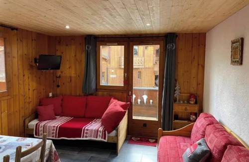 Montchavin Apartment | Apartment 'Le Génépi' with Mountain View, Balcony and Wi-Fi