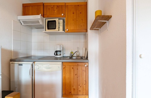 Saint-Sorlin-d'Arves Apartment | Apartment in Saint-Sorlin with Mountain Views