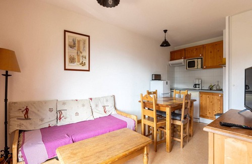 Saint-Sorlin-d'Arves Apartment | Apartment in Saint-Sorlin with Mountain Views