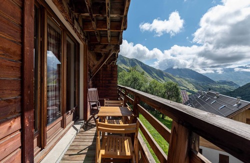 Saint-Sorlin-d'Arves Apartment | Apartment in Saint-Sorlin with Mountain Views