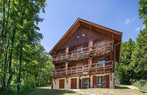 Saint-Sorlin-d'Arves Apartment | Apartment in Saint-Sorlin with Mountain Views