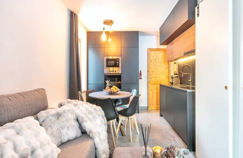 Saint-Sorlin-d'Arves Apartment | Apartment in Saint-Sorlin with Mountain Views