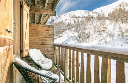Saint-Sorlin-d'Arves Apartment | Apartment in Saint-Sorlin with Mountain Views