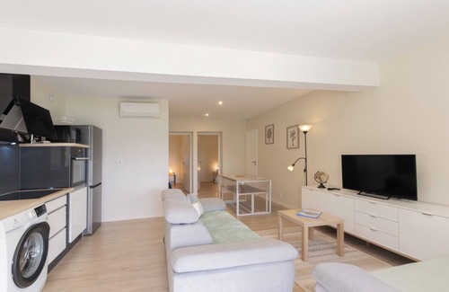 Vesseaux Apartment | Apartment "Gîte les Monteils" with Mountain View, Private Terrace & A/C