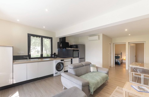 Vesseaux Apartment | Apartment "Gîte les Monteils" with Mountain View, Private Terrace & A/C
