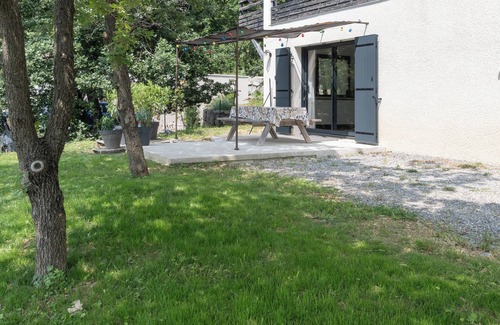 Vesseaux Apartment | Apartment "Gîte les Monteils" with Mountain View, Private Terrace & A/C