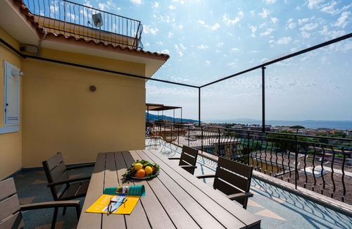 Piano di Sorrento Apartment | Apartment 'Gio Mar Blu' with Sea View, Wi-Fi and Air Conditioning