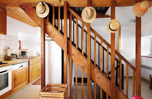 Dorres Apartment | Apartment 'Gîte Camporells' with Mountain View, Shared Garden and Wi-Fi
