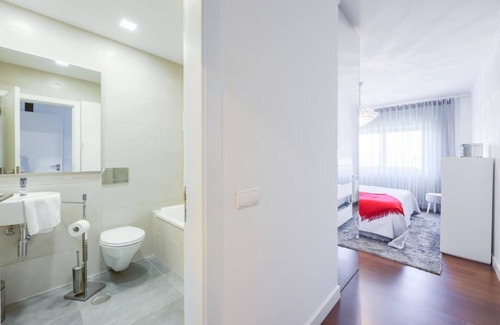 Aveiro Apartment | Apartment 'Glicínias Guest House' with Private Terrace, Wi-Fi and Air Conditioning