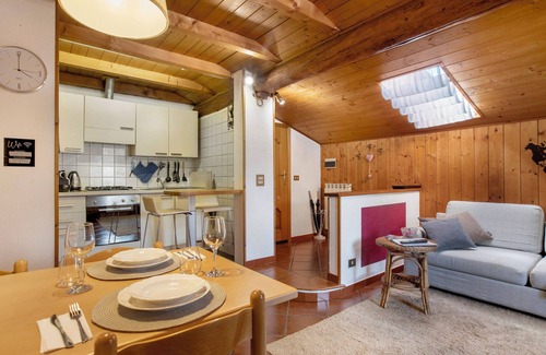 Pollein Apartment | Apartment 'Graziosa Mansarda' with Mountain View and Wi-Fi