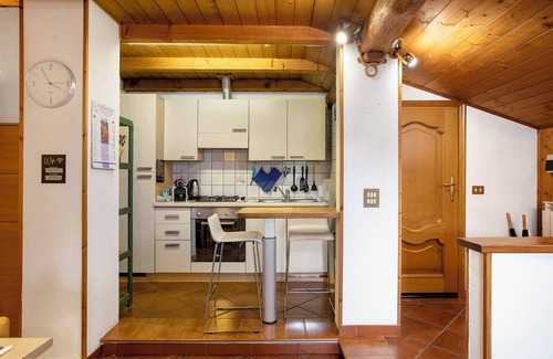 Pollein Apartment | Apartment 'Graziosa Mansarda' with Mountain View and Wi-Fi