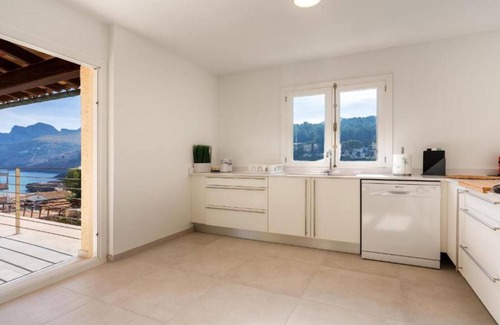 Cala San Vicente Apartment | Apartment 'Guillem' with Sea View, Garden & Wi-Fi