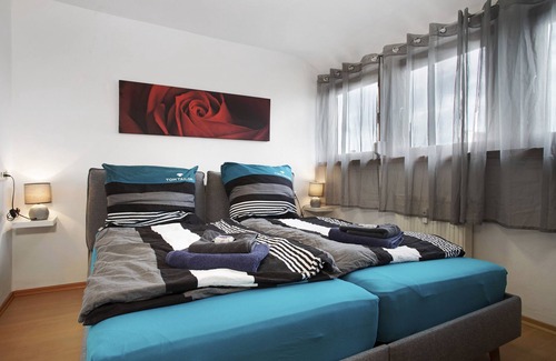 Meckenbeuren Apartment | Apartment 'Haus Zäh' with Mountain View and Wi-Fi