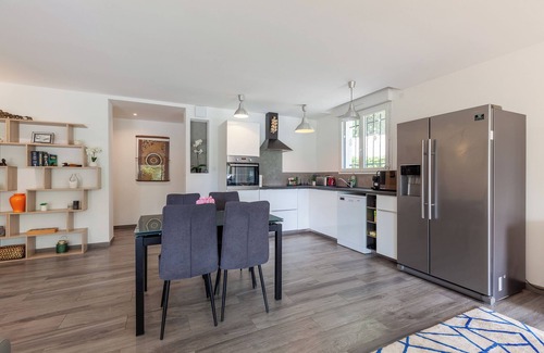 Sausset-les-Pins Apartment | Apartment 'Havre De Paix 500m De La Mer' with Private Terrace, Wi-Fi and Air Conditioning