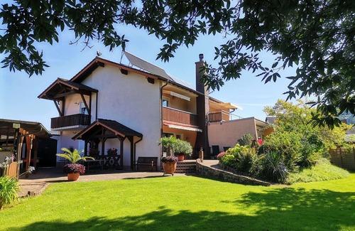 Fischbach bei Dahn Apartment | Apartment 'Hohenburg' with Mountain View, Shared Garden and Wi-Fi