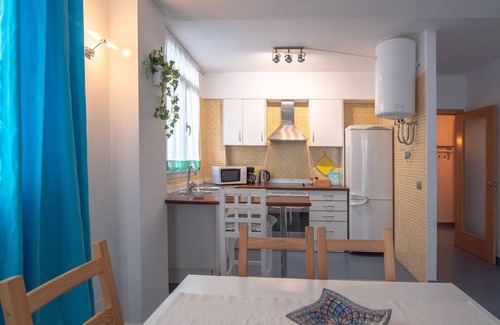 El Pilar Apartment | Apartment 'Hogar Vera Turquesa' with Wi-Fi and Air Conditioning
