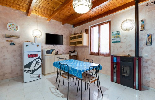 Bosa Apartment | Apartment 'Home Holidays Pintadera 1' with Garden & Wi-Fi