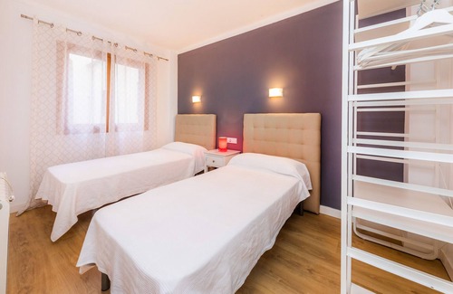 S'illot Apartment | Apartment 'Hostal Antic Apartamento 202' with Balcony, Wi-Fi and Air Conditioning