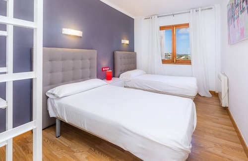 S'illot Apartment | Apartment 'Hostal Antic Apartamento 302' with Balcony, Wi-Fi and Air Conditioning
