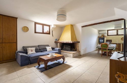 Cardedu Apartment | Apartment 'Il Giglio' with Private Garden, Wi-Fi and Air Conditioning